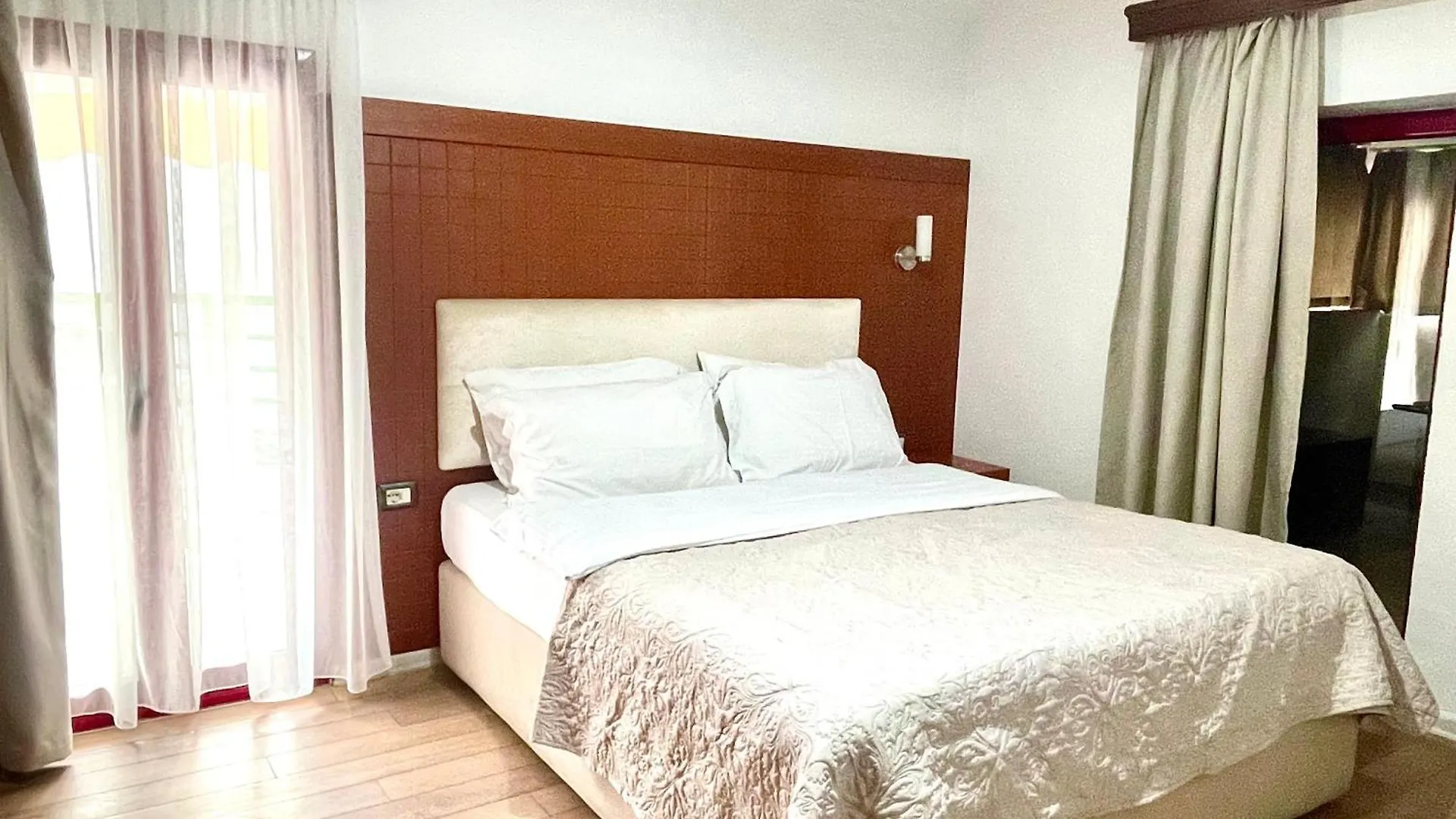 City 5 Hotel Tirana 3*,  Albânia